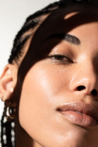 maeva delacroix erborian inclusive beauty photographer metisse black model skincare skin beauté inclusive female photographe cosmetics foundation makeup
